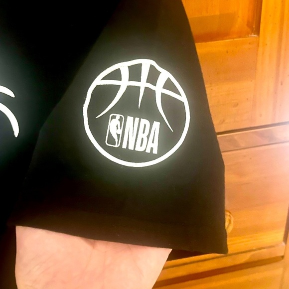 NBA Logo T-Shirt - Medium - Picture 2 of 4